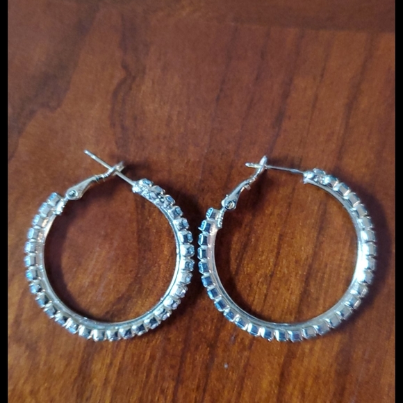 Costume stone encrusted earrings - Picture 4 of 7